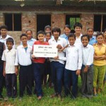 Jugendliche des „Devighat Child Club“ vor dem noch nicht ganz fertig gestellten Jugendzentrum. Jugendliche des „Devighat Child Club“ vor dem noch nicht ganz fertig gestellten Jugendzentrum.