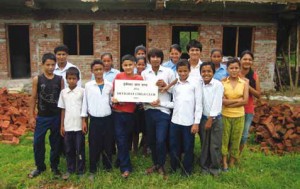 Jugendliche des „Devighat Child Club“ vor dem noch nicht ganz fertig gestellten Jugendzentrum. Jugendliche des „Devighat Child Club“ vor dem noch nicht ganz fertig gestellten Jugendzentrum.