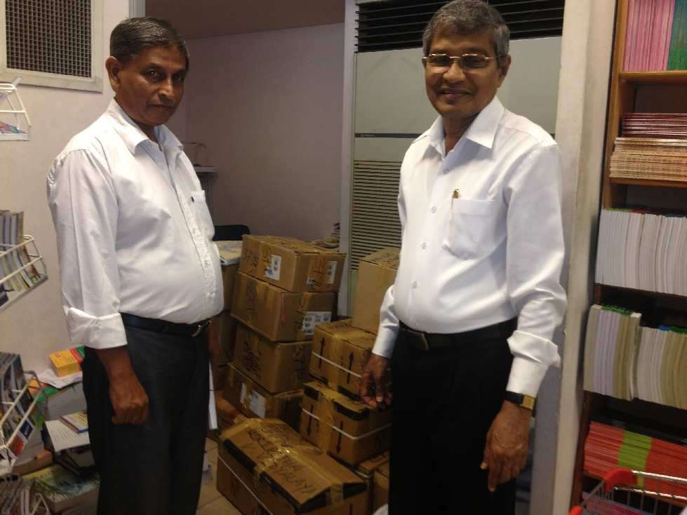Mr. Premasiri (Buchhändler) und der Vater von Eranga mit den 7 Bücherkartons